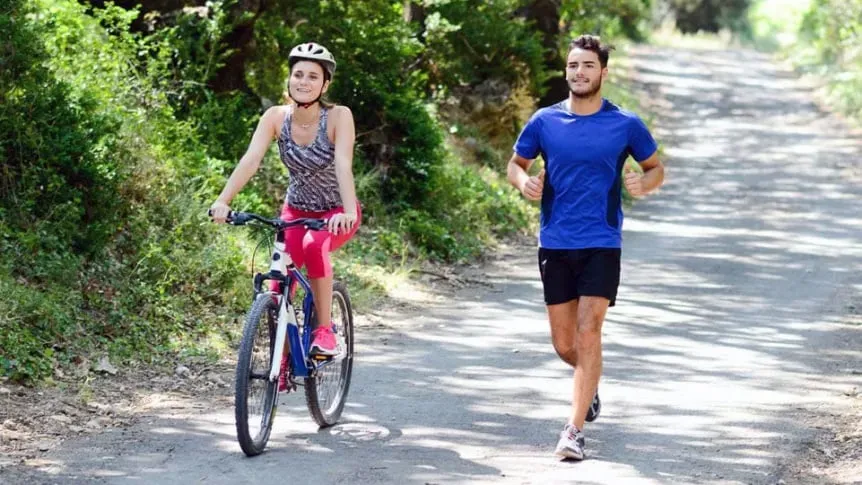 Promenera eller cykla – vilken är bättre för att förbättra uthålligheten och gå ner i vikt